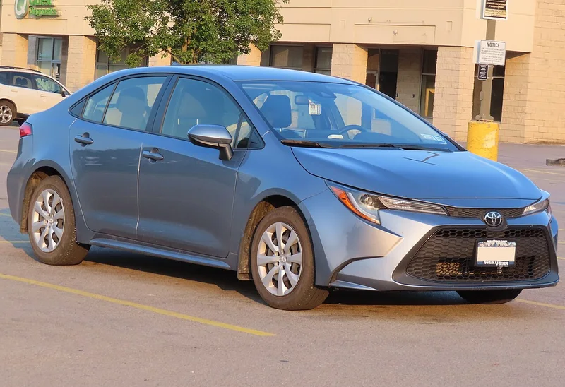 Toyota Corolla (E210), седан, изглед отпред и отстрани